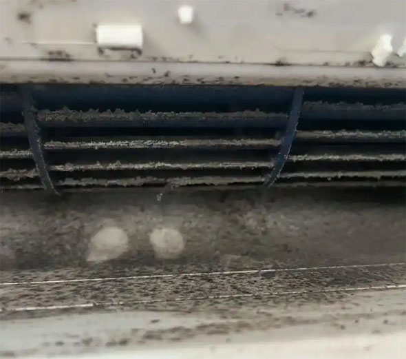 梅江空调吹的风有股烧焦味是怎么回事